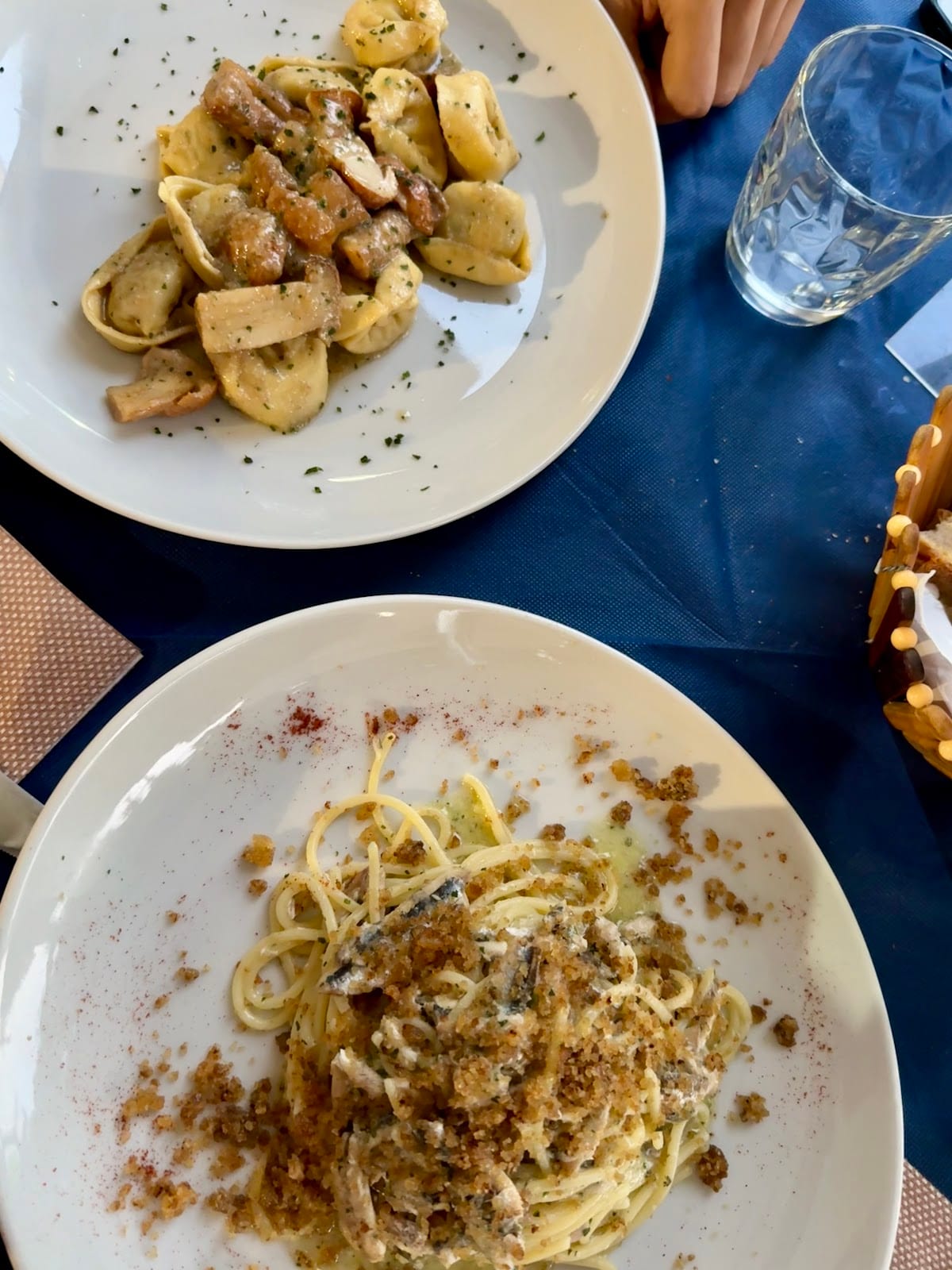 Spaghetti con pesce e mollica tostata